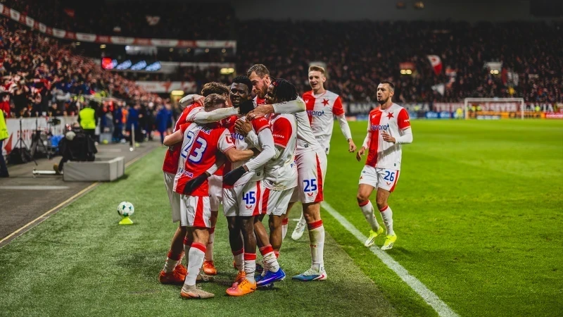 Slavia přišla o vítězství v nastavení. Lens otočili zápas.