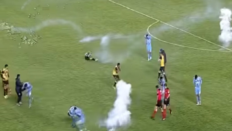 Horor v Bolívii! Hráče trefila odpálená pyrotechnika do rozkroku