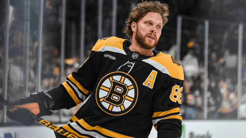 Pastrňák poprvé vedl Boston jako kapitán. Novou éru začal vítězstvím