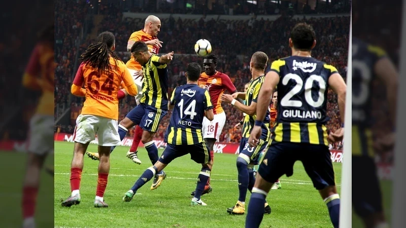 Derby Galatasaraye s Fenerbahce vyvrcholilo hromadnou rvačkou